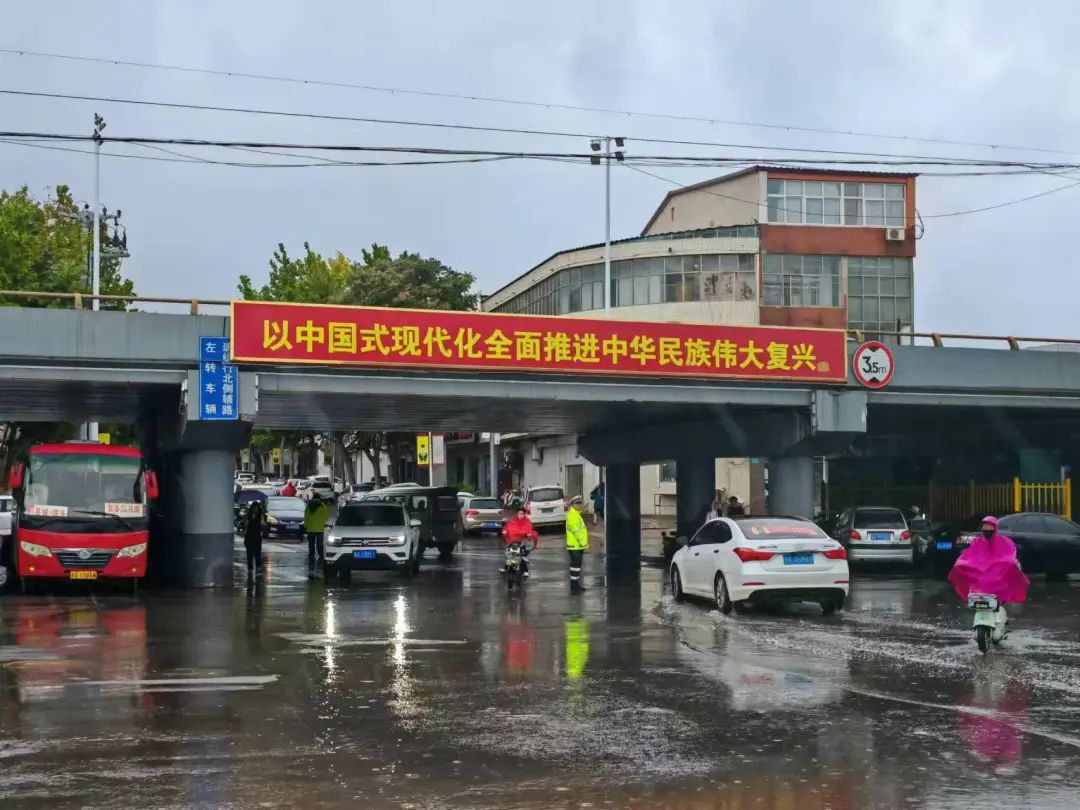 坚守早晚高峰2.jpg