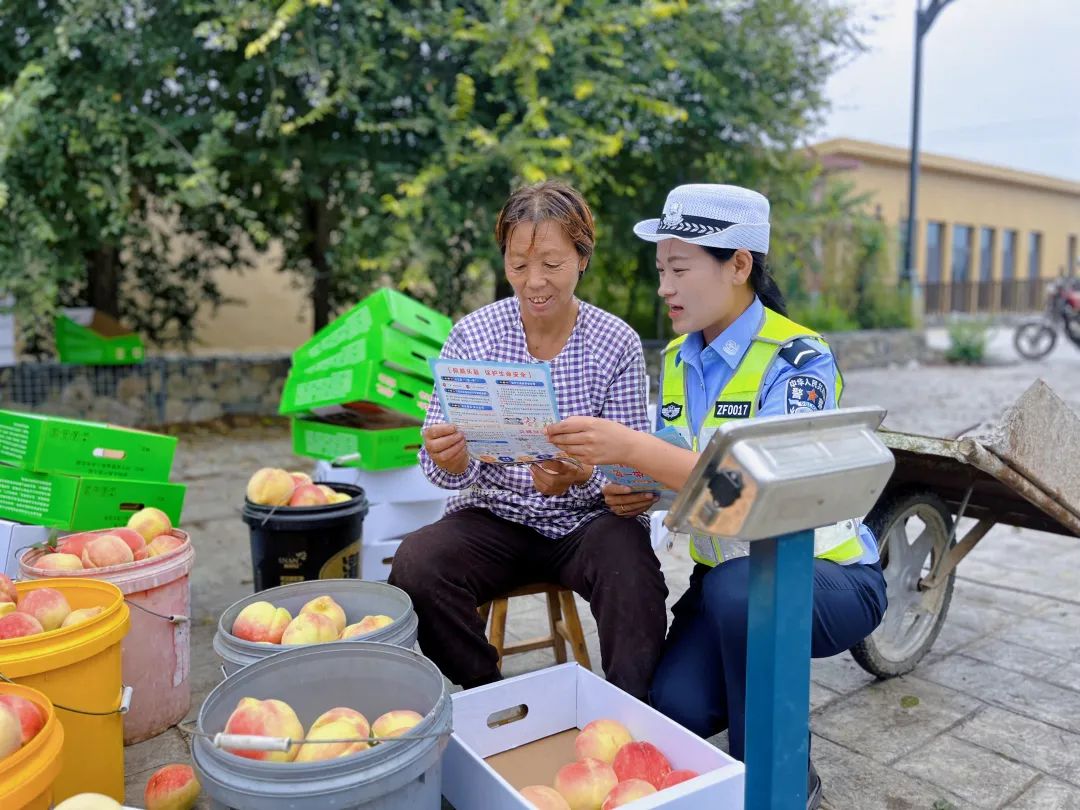 赞皇交警走进乡村桃园3.jpg