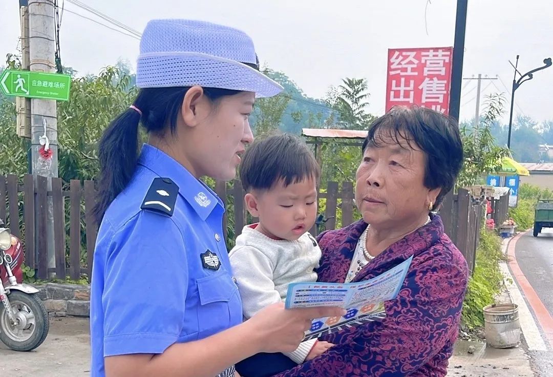 赞皇交警走进乡村桃园5.jpg