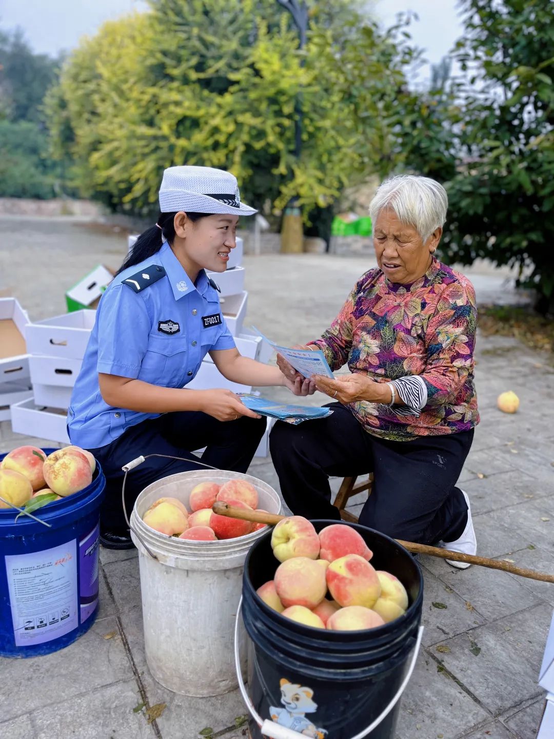 赞皇交警走进乡村桃园6.jpg