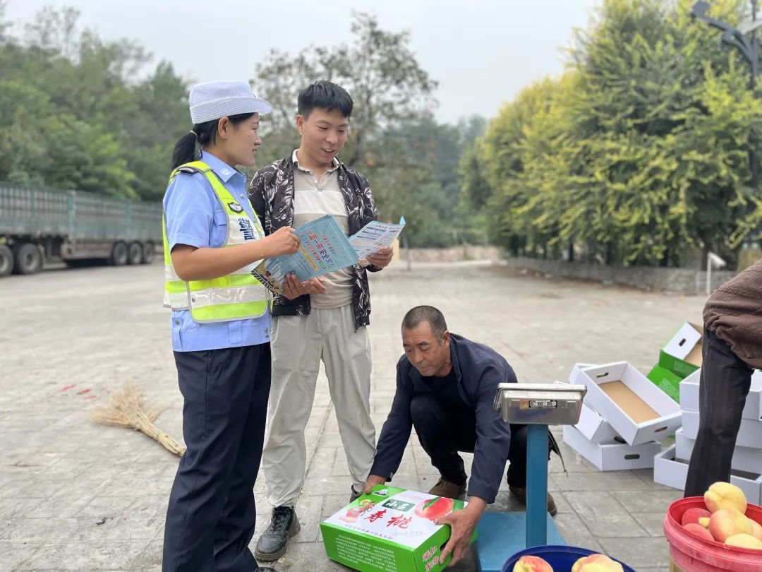 赞皇交警走进乡村桃园8.jpg