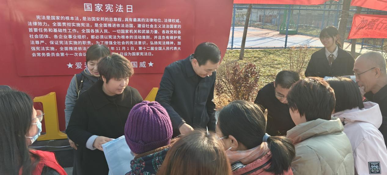 大力弘扬宪法精神2.png