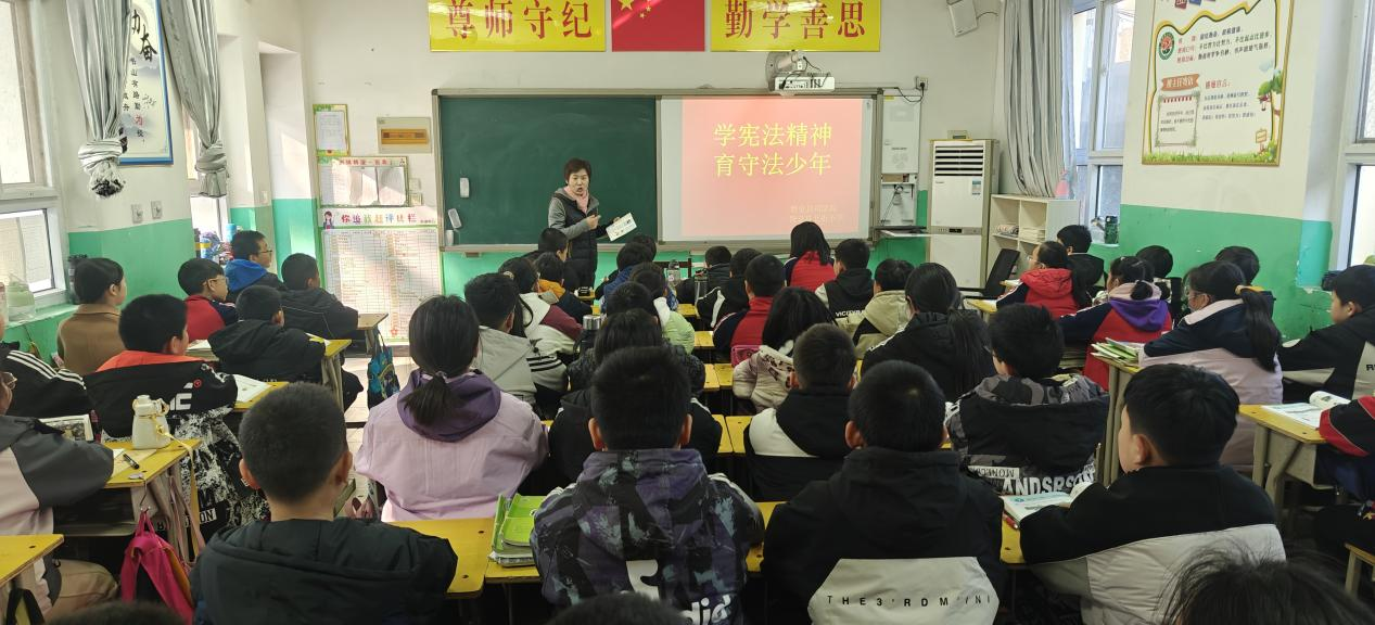 大力弘扬宪法精神3.png