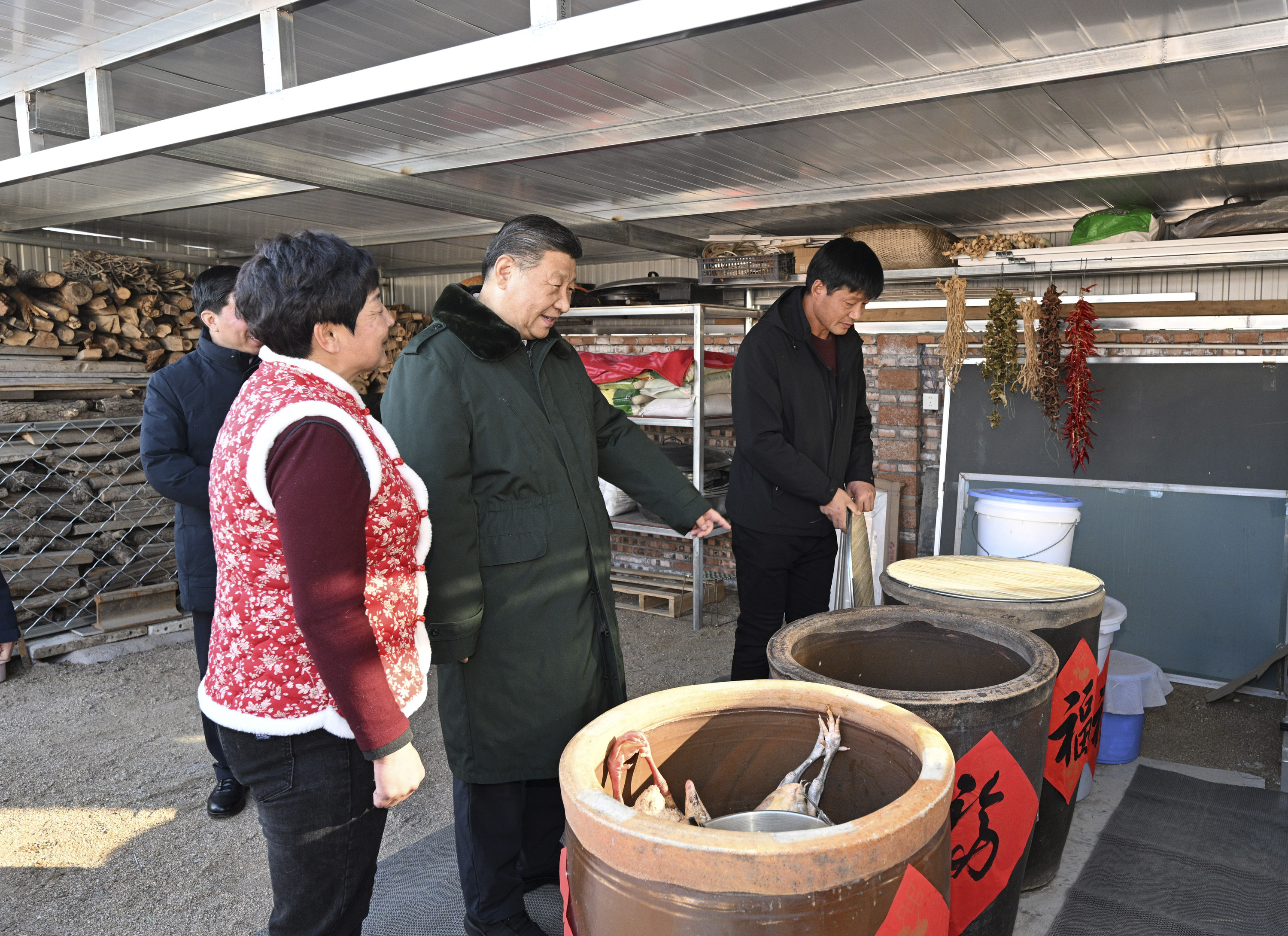 习近平在辽宁葫芦岛市看望慰问受灾群众