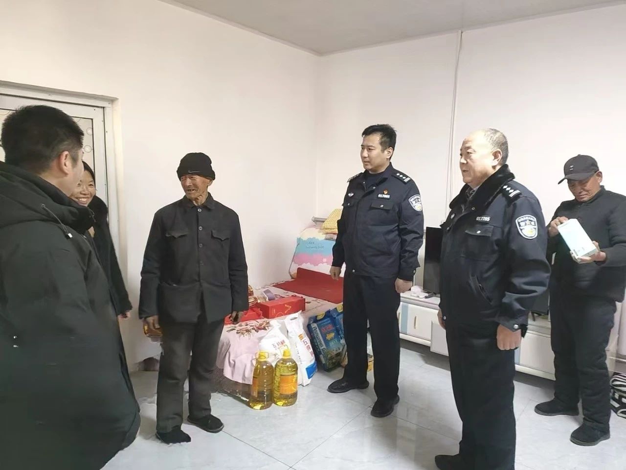 1737874431955994.jpg 公安局新春走基层6.jpg